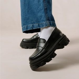 Alohas Trailblazer Loafer in Corn Black